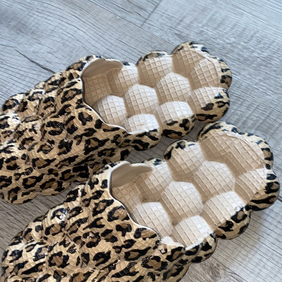 Slippers 9 - Picture 3 of 3